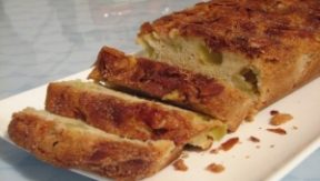 עוגת אפרסקים וקינמון פרוסה על צלחת לבנה