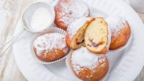 צלחת עם מיני סופגניות אפוייות עם אבקת סוכר לקישוט מעל