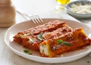 צלחת לבנה עם קנלוני במילוי גבינות ותרד