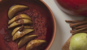 אגס אפוי ביין בתוך מלחת עמוקה חומה