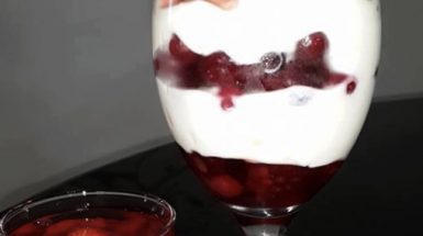 כוס יין עם קינוח ריקוטה דבש ופטל קינוח