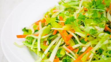 גזר וצנונית פרוסים לרצועות דקות עם עשבי תיבול מתכון לסלט גזר וצנוון