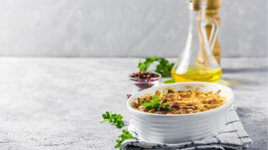 מתכון דיאטתי של פשטידת פטריות וגבינות בתוך תבנית מלבנית