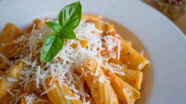 מתכון דיאטתי בריא וטעים של פסטה ברוטב רוזה עם גבינת פרמן מגורדת מעל ועלי בזיליקום