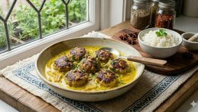 קציצות הודו וצנוברים ברוטב לימון וכורכום לצד אורז לבן ותבלינים על שולחן כפרי